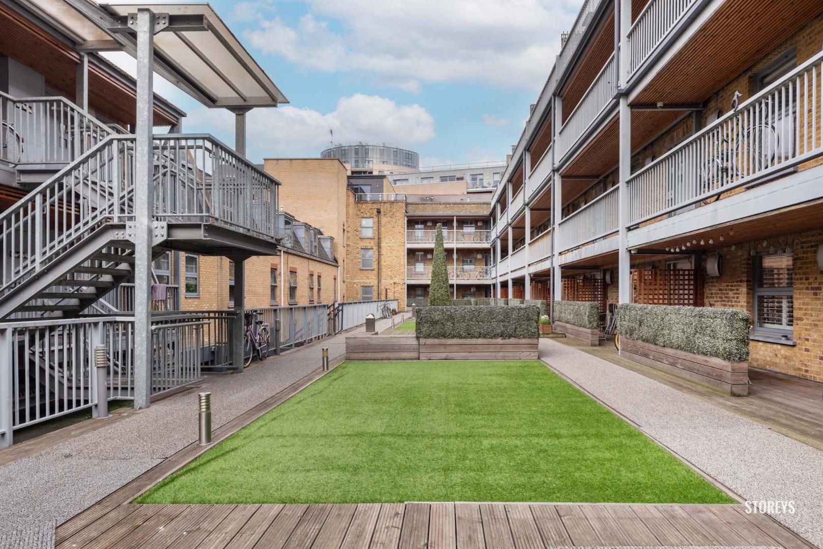 Flat Boleyn Road in Greater London