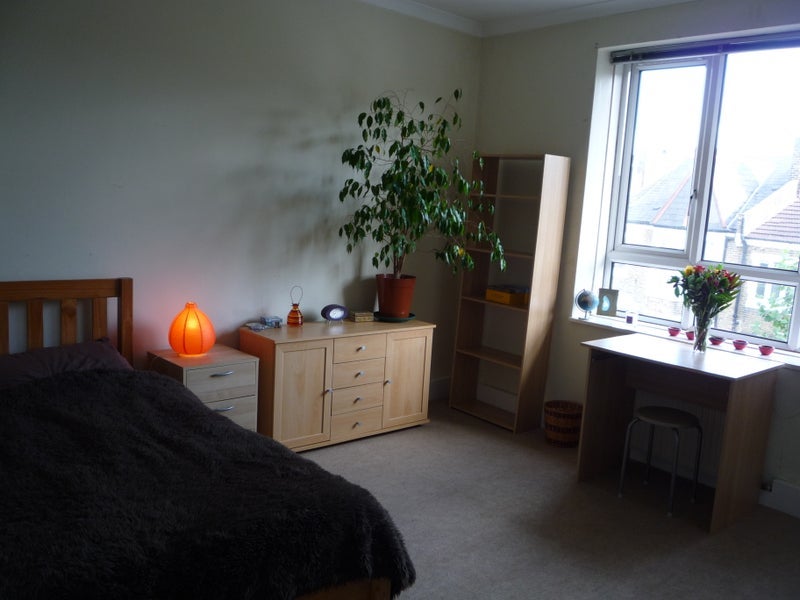 Flat Benthal Road in Greater London