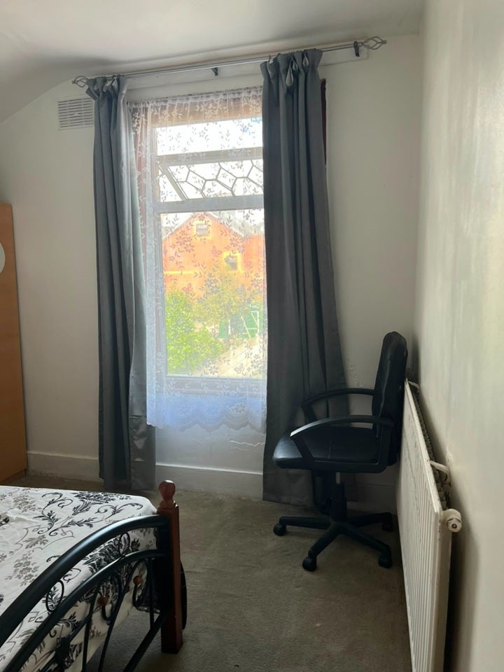 Room Byron Avenue in Greater London