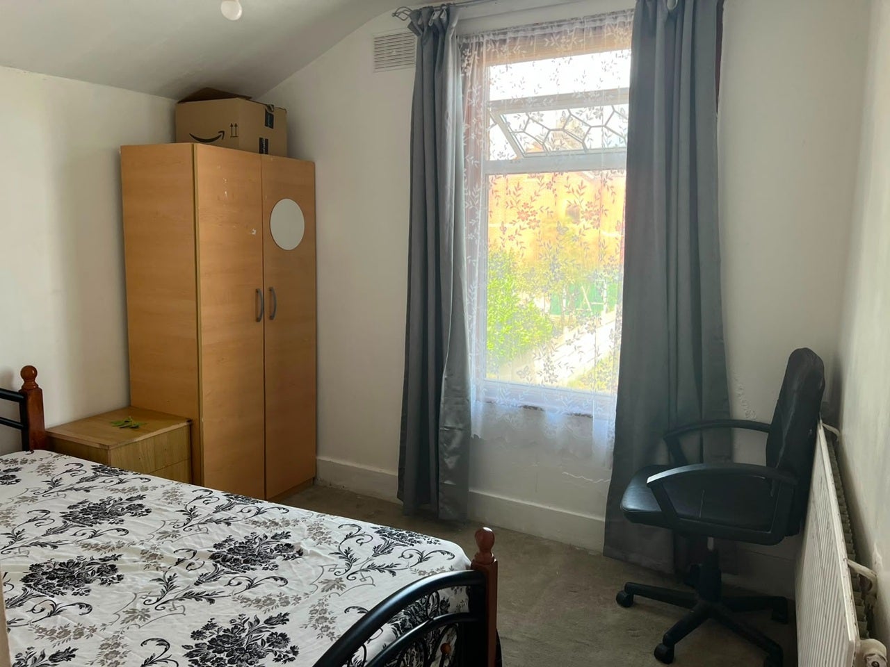 Room Byron Avenue in Greater London