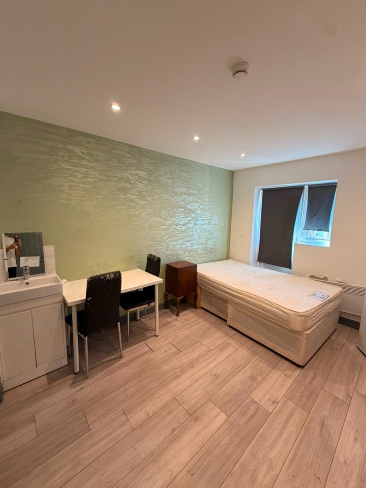 Room Wheatley Crescent in Greater London