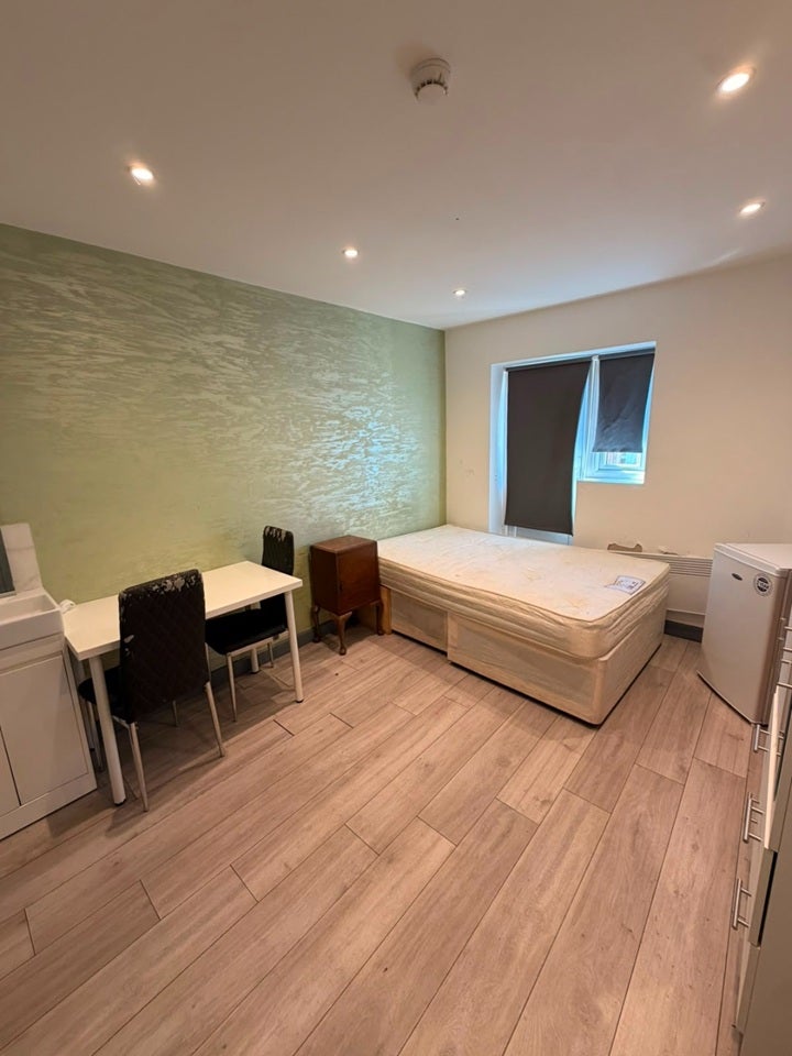 Room Wheatley Crescent in Greater London