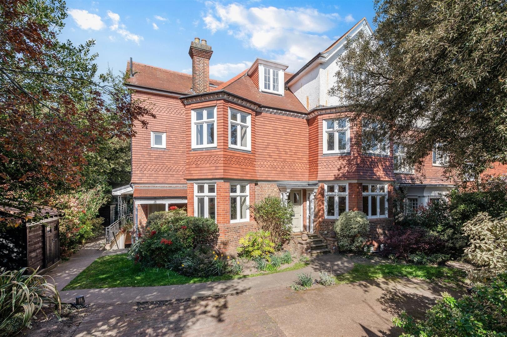 House Lancaster Avenue in Greater London