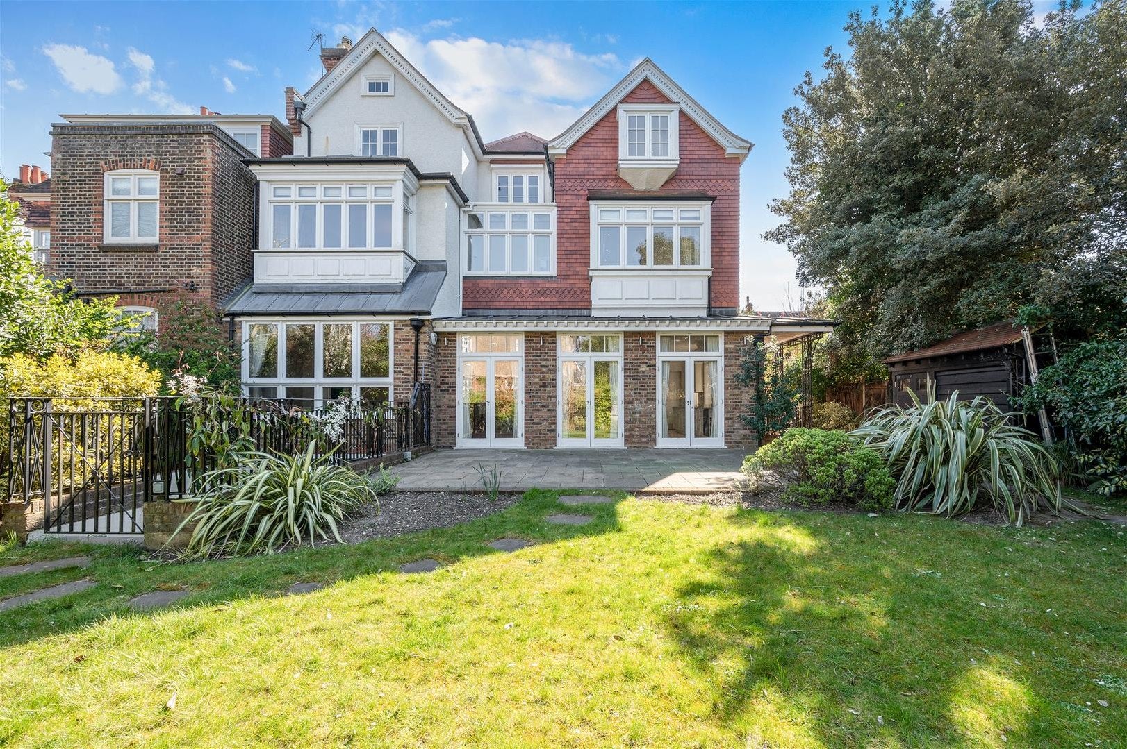 House Lancaster Avenue in Greater London