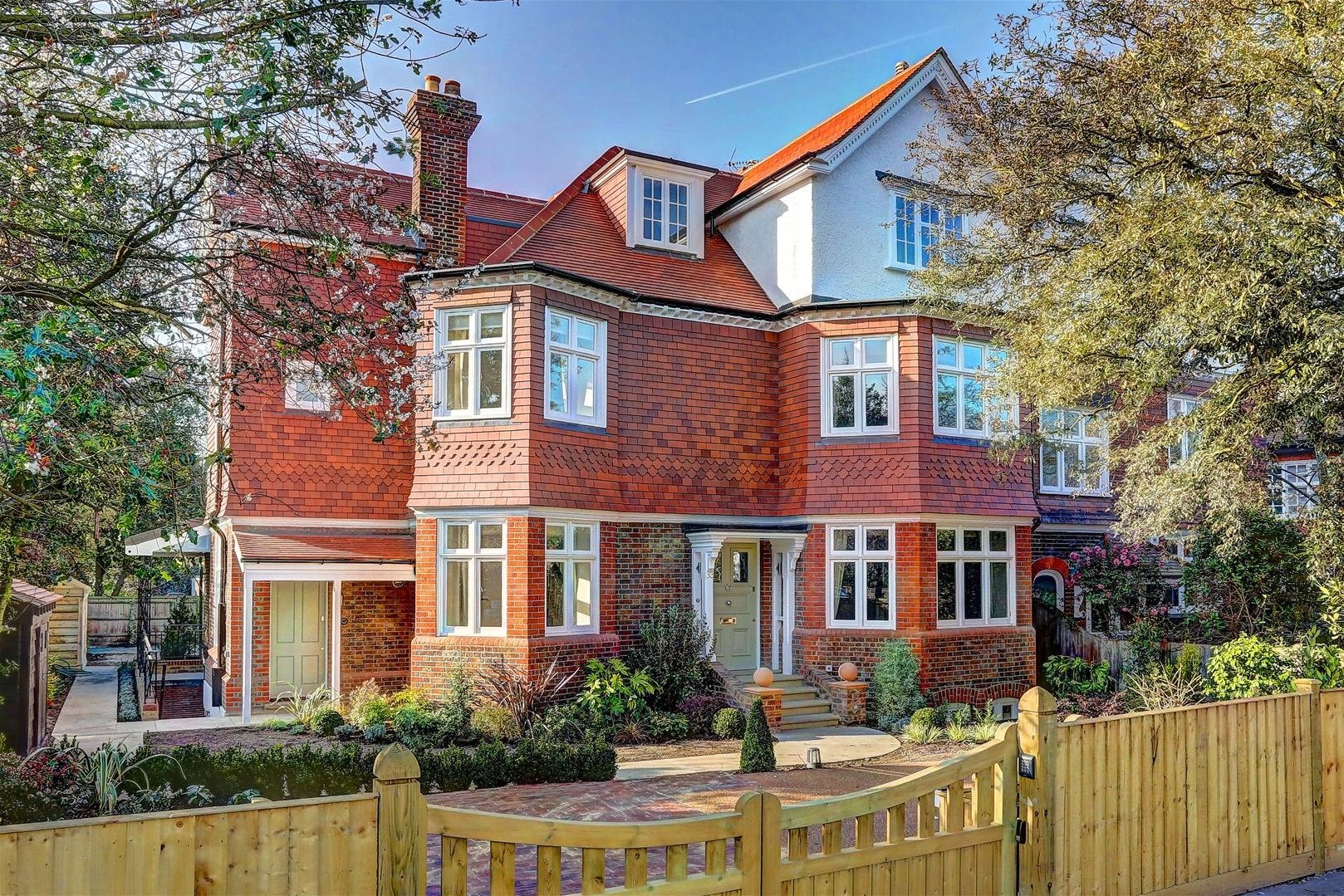 House Lancaster Avenue in Greater London