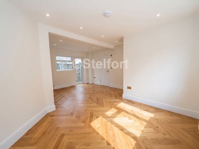 House Summers Lane in Greater London