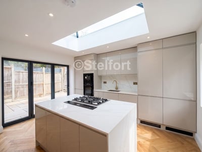 House Summers Lane in Greater London