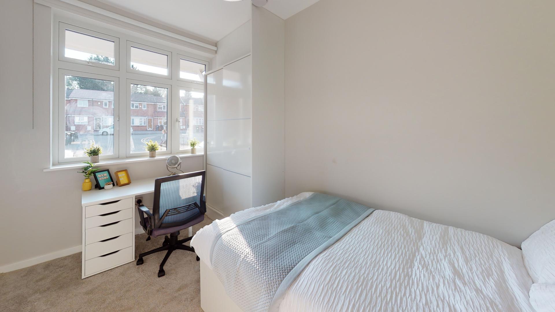 Room Heeley Road in Birmingham