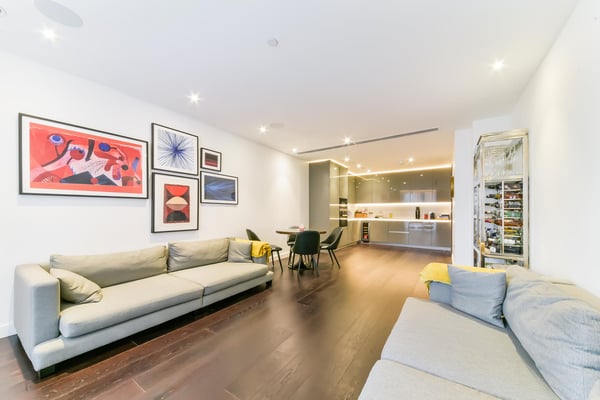 Flat Ponton Road in Greater London