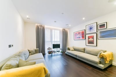 Flat Ponton Road in Greater London