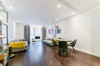 Flat Ponton Road in Greater London