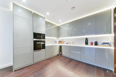 Flat Ponton Road in Greater London