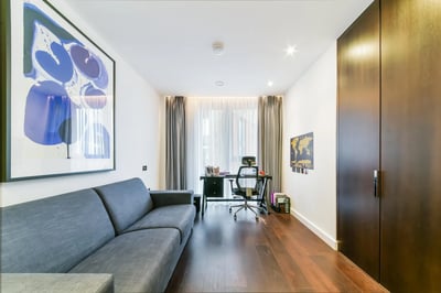 Flat Ponton Road in Greater London