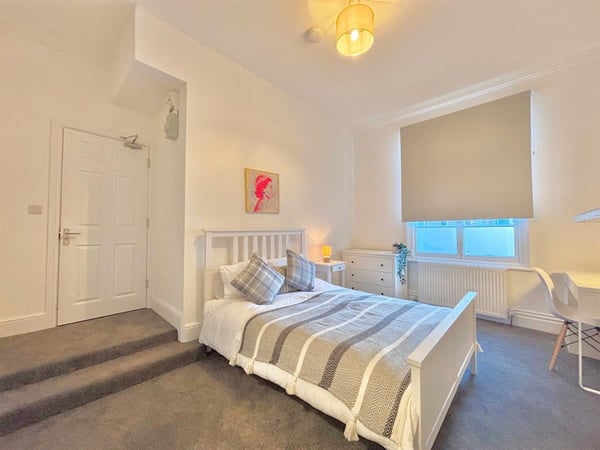 Room Hawes Court in Bedford