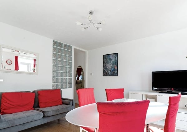 Flat Belton Way in Greater London