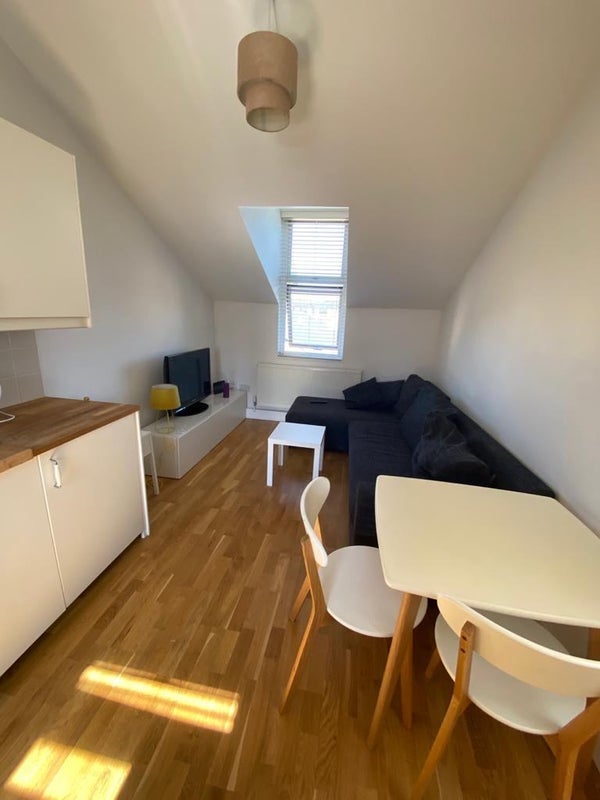 Flat Evesham Walk in Greater London