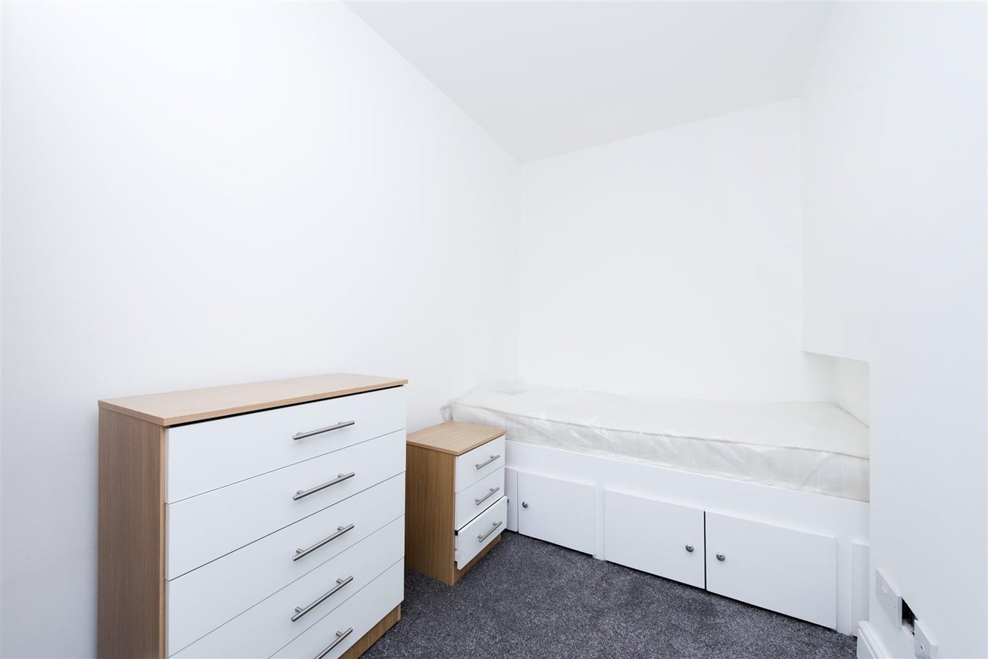 Room Cavendish Avenue in Greater London