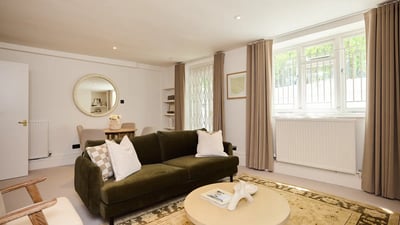 Flat Aintree Street in Greater London