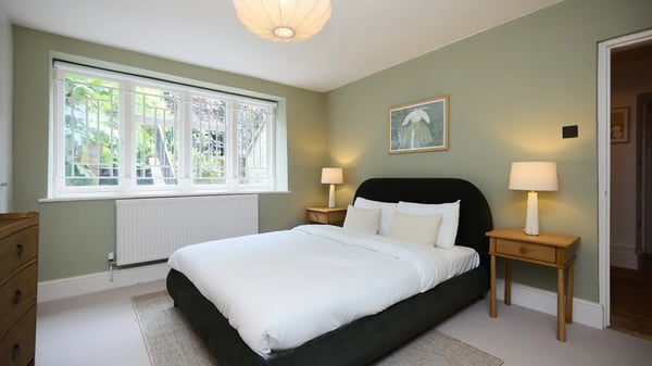 Flat Aintree Street in Greater London