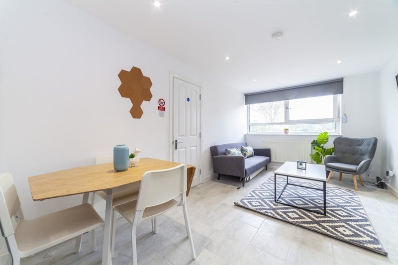 Room Warwickshire Path in Greater London
