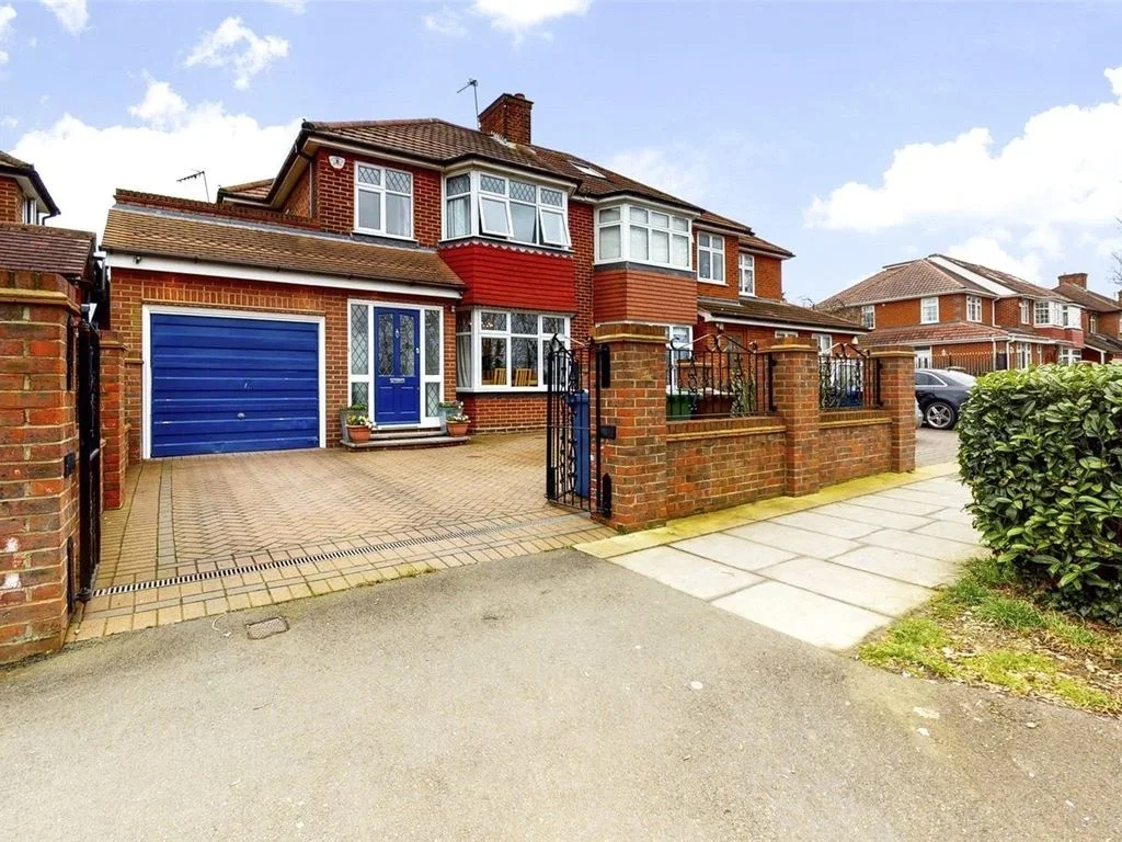 House Crowshott Avenue in Greater London