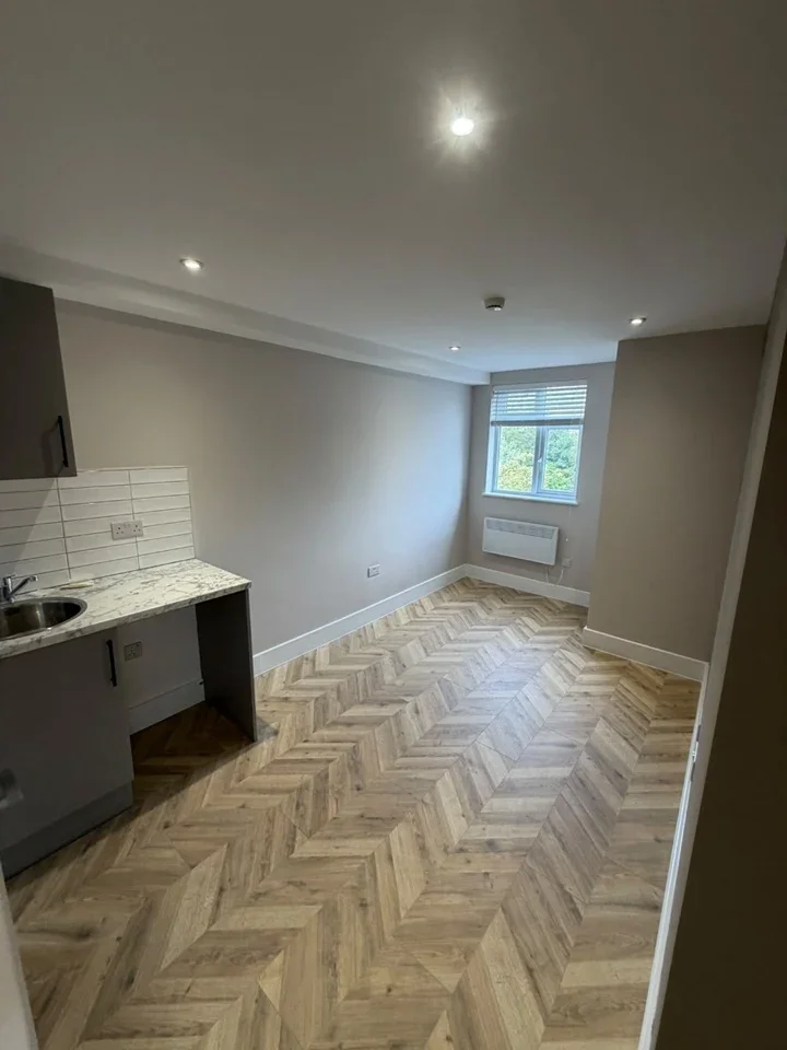 Flat Amberwood Rise in Greater London