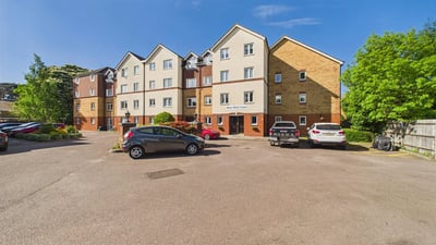 Flat Meredith Court in Cheshunt