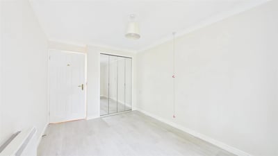 Flat Meredith Court in Cheshunt