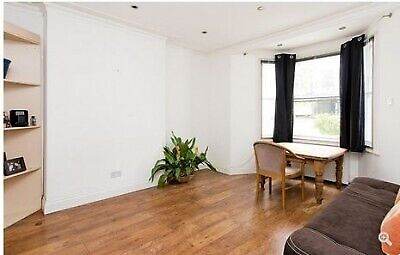 Flat Boyne Road in Greater London
