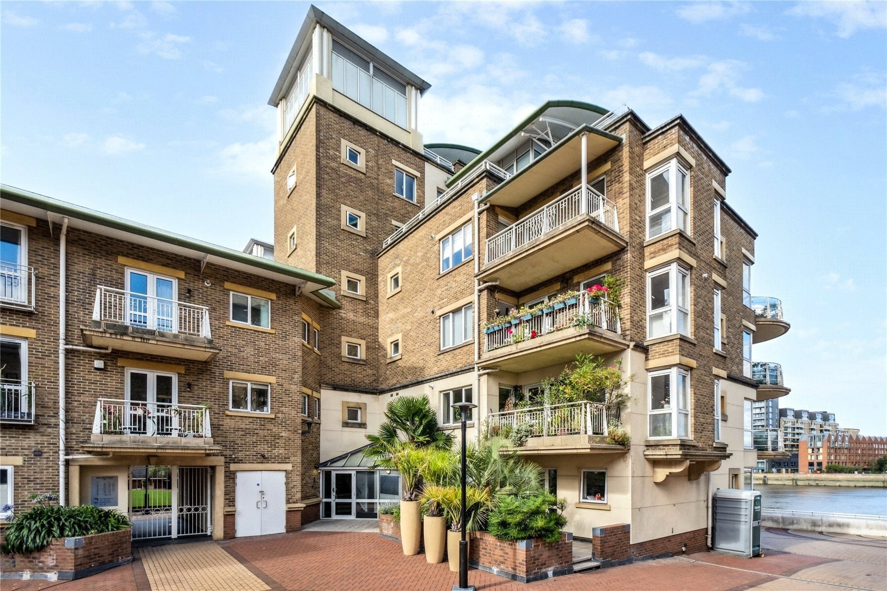 Flat Riverside Plaza in Greater London