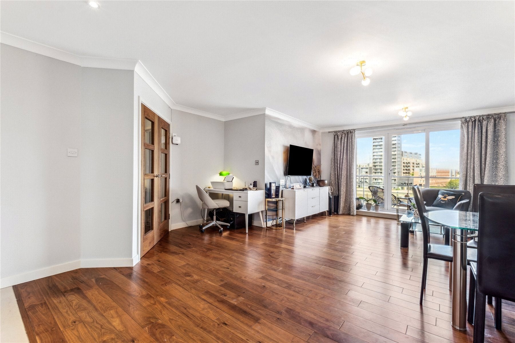 Flat Riverside Plaza in Greater London