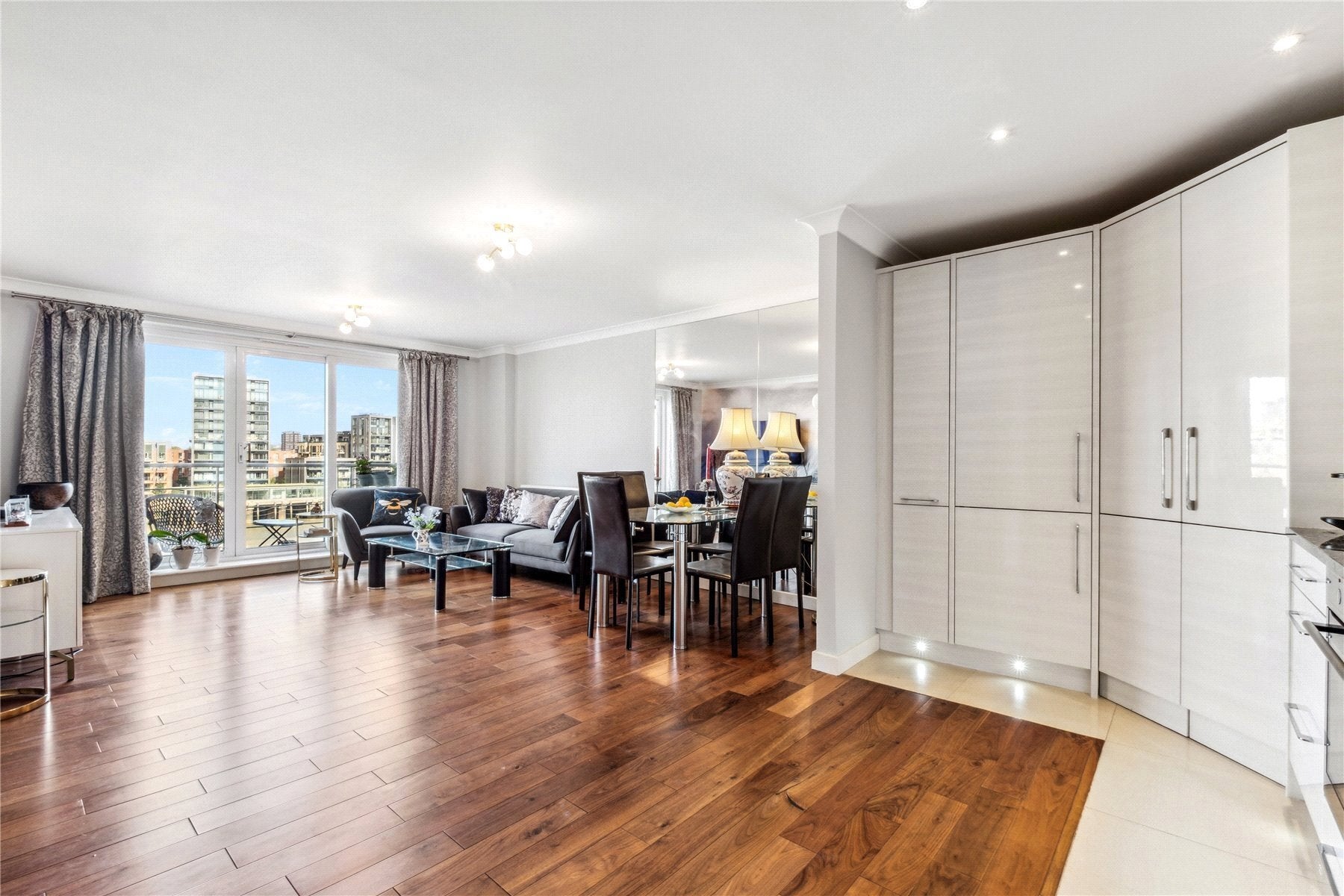 Flat Riverside Plaza in Greater London