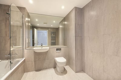 Flat Shalfleet Drive in Greater London