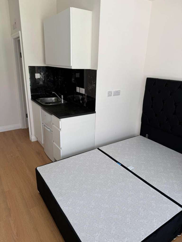 Room Hillside Road in Luton