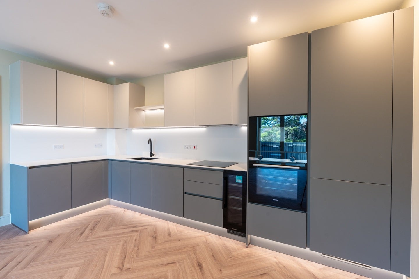 Flat Lapidge Drive in Greater London
