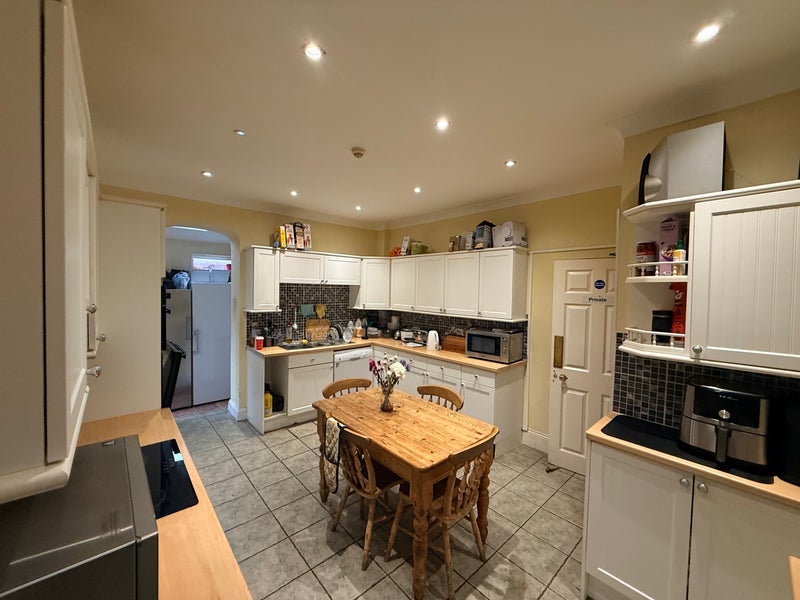 Room Lymington Road in Highcliffe-on-Sea