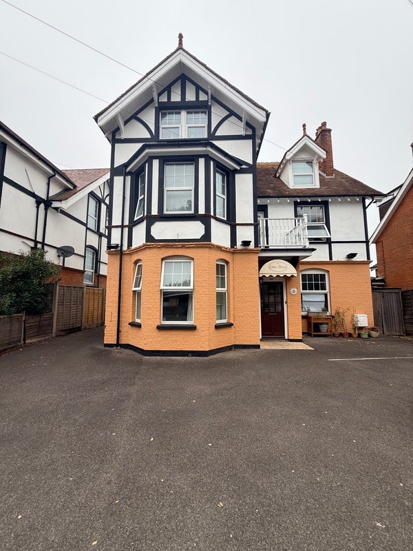 Room Lymington Road in Highcliffe-on-Sea