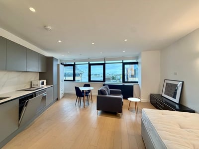 Flat Great West Road in Greater London