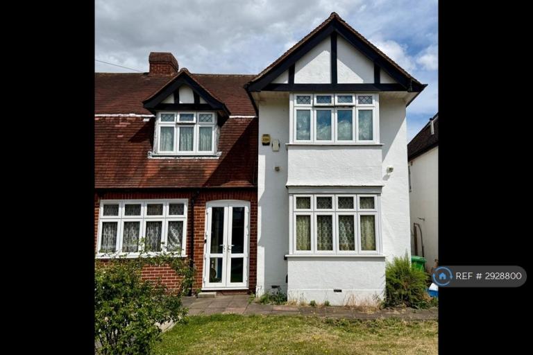 House Lynwood Avenue in Slough