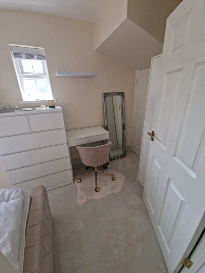 Room Northumberland Crescent in Greater London