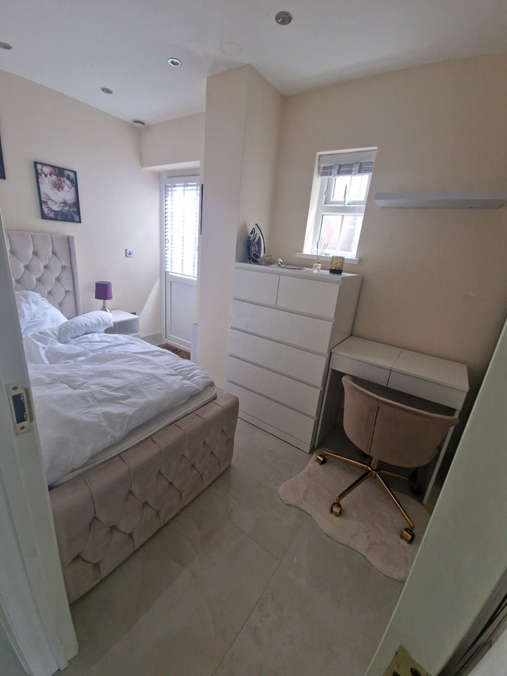 Room Northumberland Crescent in Greater London