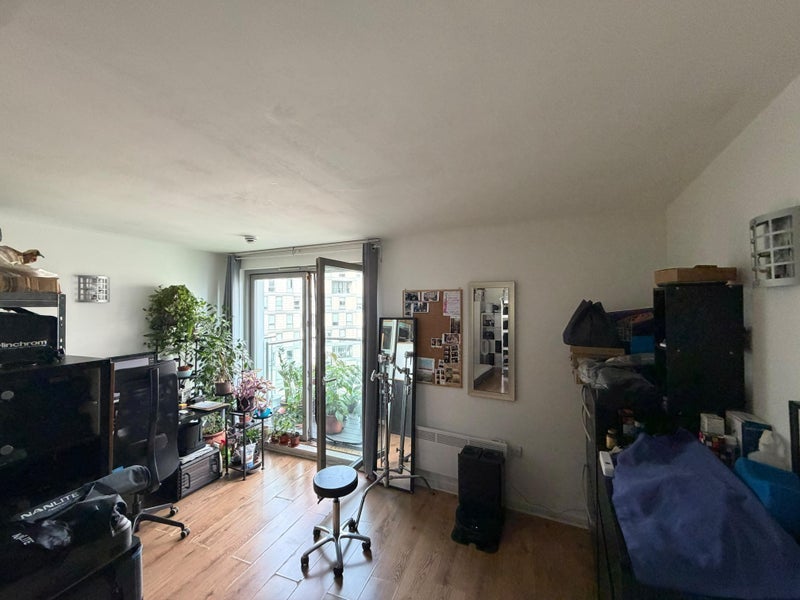 Room Blackwall Way in Greater London