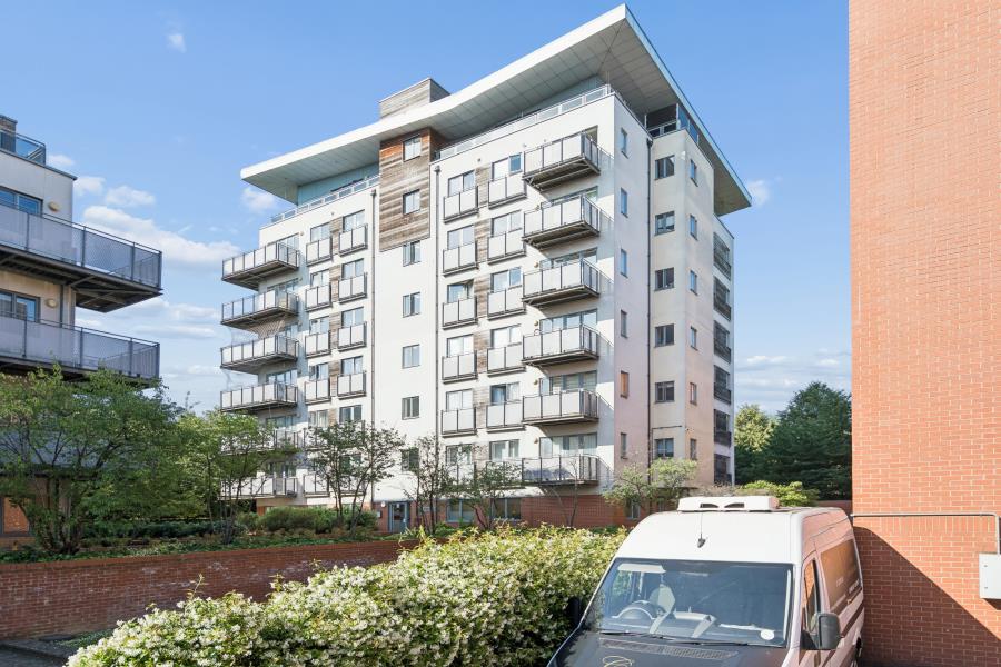 Flat Agate Close in Greater London