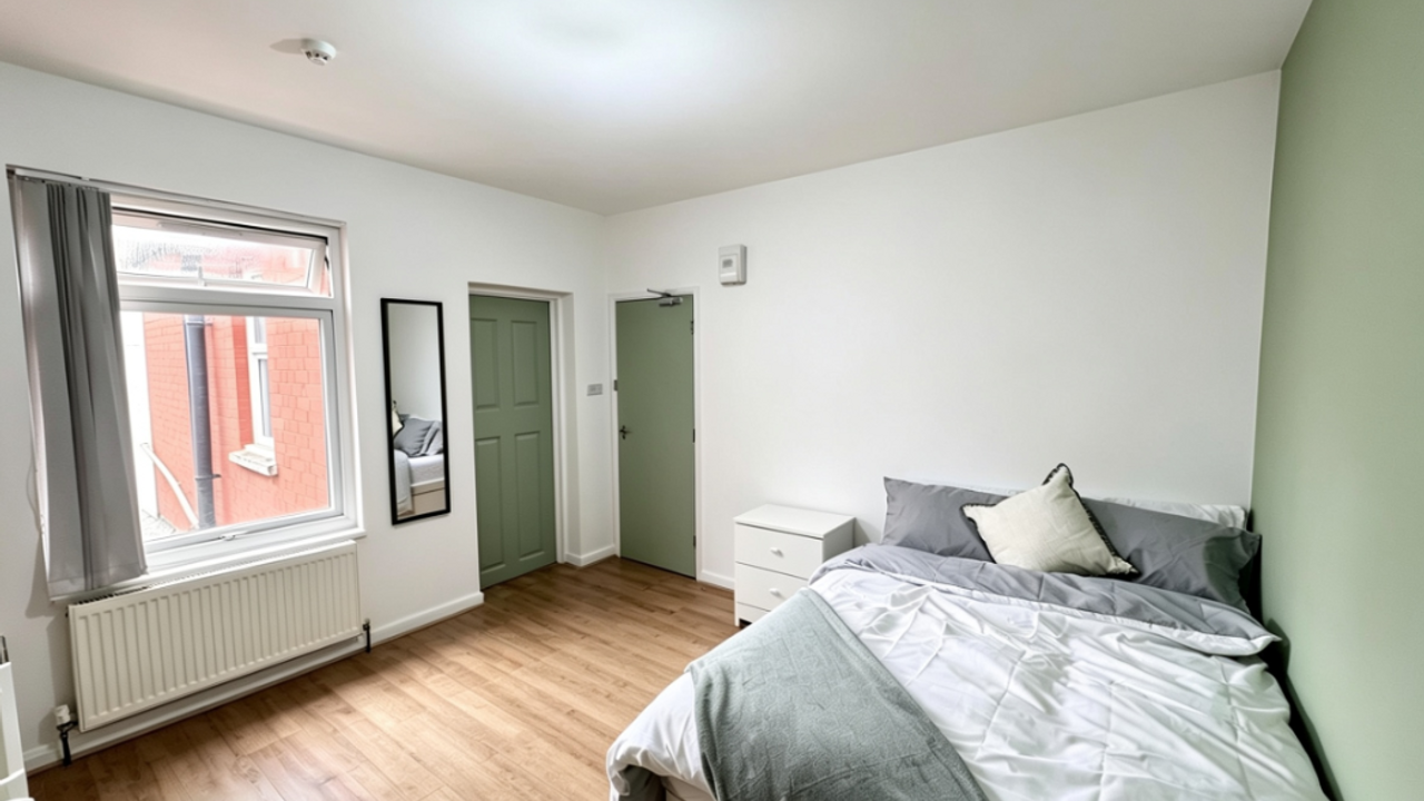Room Ashburnham Road in Luton