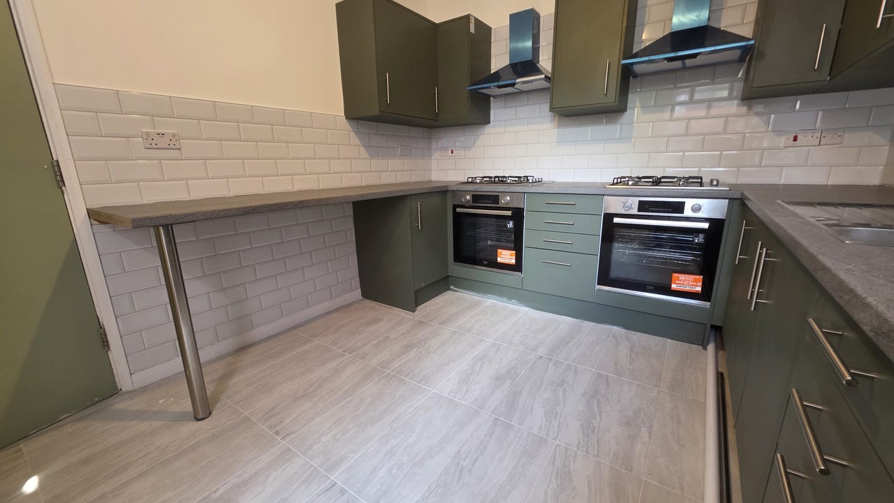 Room Ashburnham Road in Luton