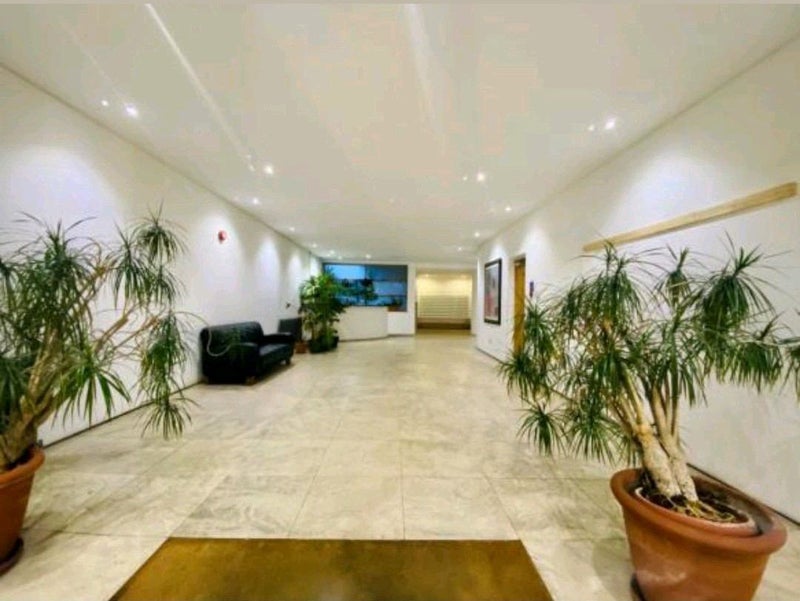 Room Whitehorse Road in Greater London