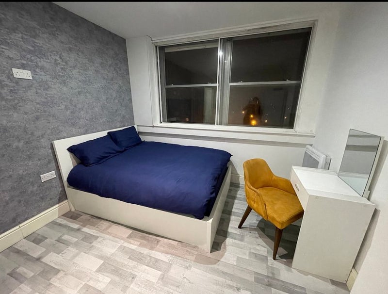 Room Whitehorse Road in Greater London