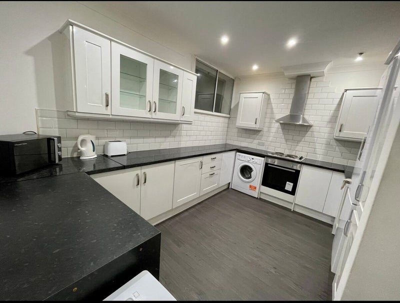 Room Whitehorse Road in Greater London