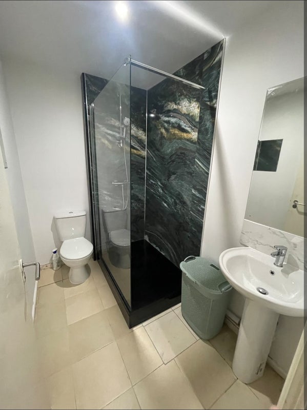 Room Whitehorse Road in Greater London