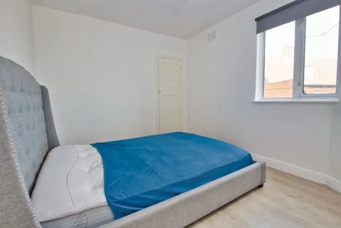Flat Kingsbury Road in Greater London